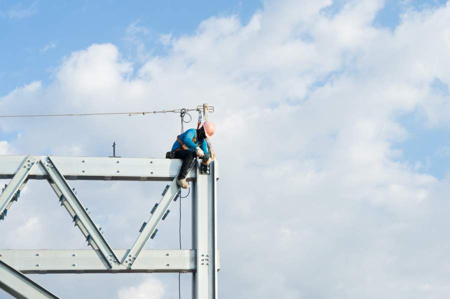 Personnel travaillant à haute altitude sur une structure en acier